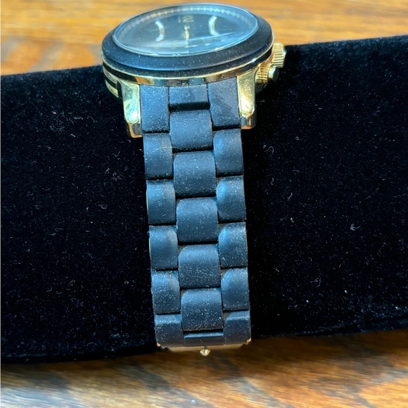 Michael Kors Woman’s Matte Black And Gold Runway Watch # 5191 With Original Box - Picture 10 of 14